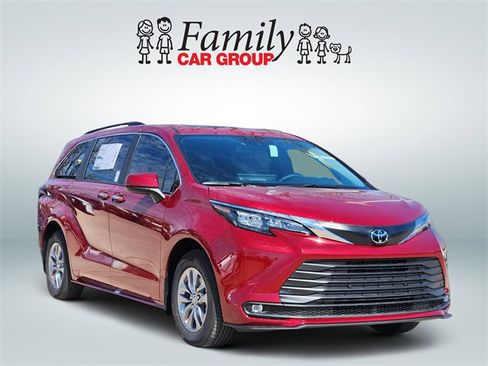 New 2026 Toyota Sienna XLE image 2