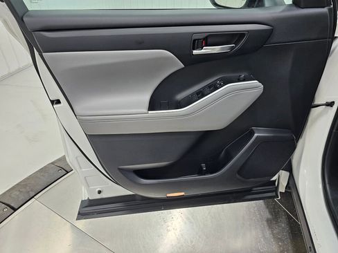 Used 2021 Toyota Highlander XLE image 37