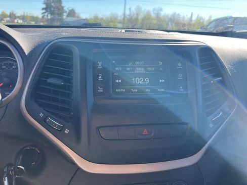 Used 2015 Jeep Cherokee Latitude w/ Cold Weather Group AWD/4WD image 7