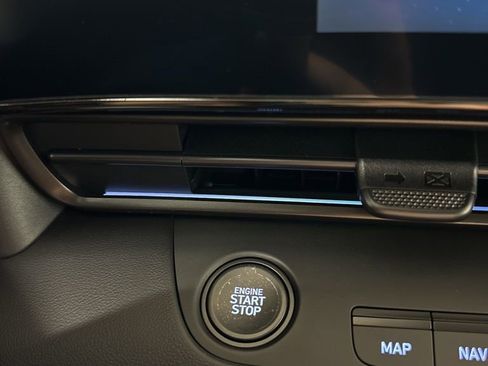 Used 2025 Hyundai Elantra SEL image 11