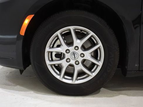 Used 2024 Chrysler Pacifica Touring-L FWD image 7