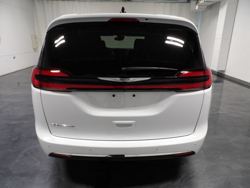 Used 2025 Chrysler Pacifica Select FWD image 5