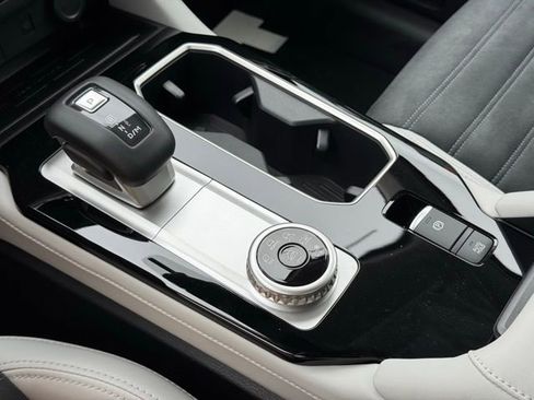 New 2025 Mitsubishi Outlander SE image 30