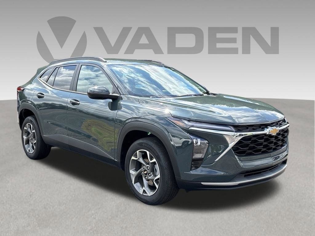 Used 2025 Chevrolet Trax LT FWD image 2