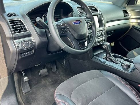 Used 2018 Ford Explorer XLT w/ Equipment Group 202A AWD/4WD image 17