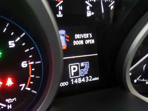 Used 2013 Toyota Land Cruiser image 14