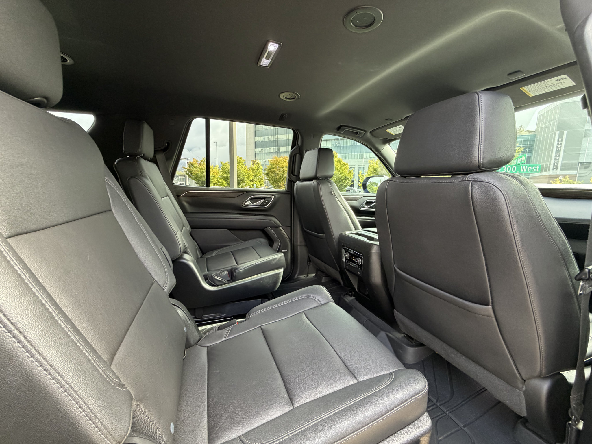 Used 2023 Chevrolet Tahoe Z71 w/ Z71 Off-Road Package AWD/4WD image 18