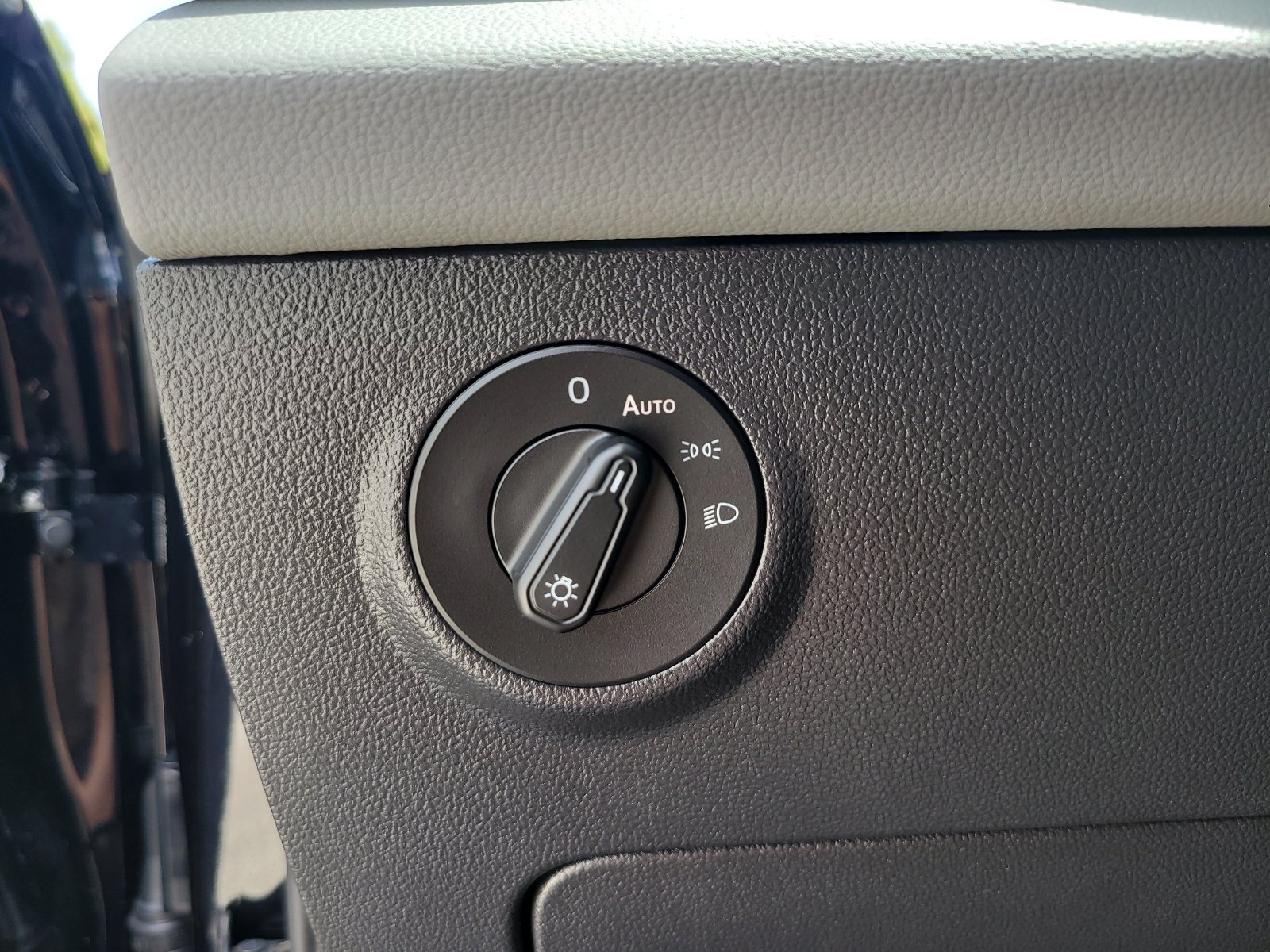 Used 2023 Volkswagen Taos SE w/ Panoramic Sunroof Package FWD image 32
