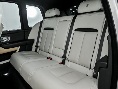 Used 2019 Rolls-Royce Cullinan image 25