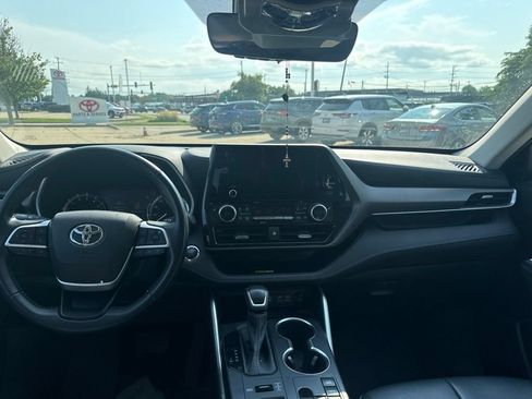 Used 2023 Toyota Highlander XLE AWD/4WD image 14