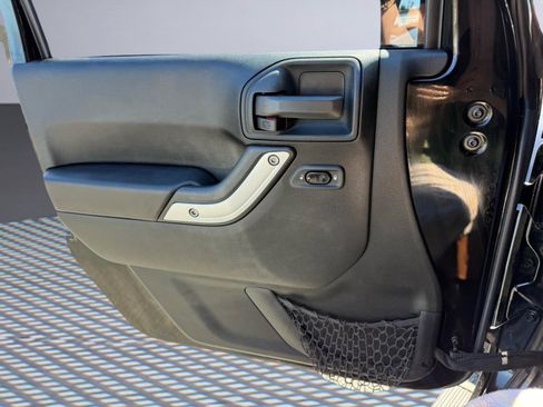Used 2017 Jeep Wrangler Unlimited Sahara w/ Mopar Chrome Edition Group AWD/4WD image 27