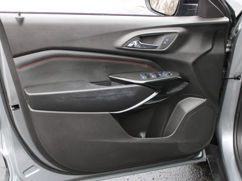 Used 2025 Chevrolet Trax RS w/ Sunroof Package image 12