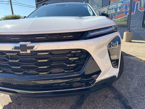 New 2026 Chevrolet Trax ACTIV w/ Sunroof Package FWD image 3