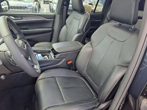 Used 2023 Jeep Grand Cherokee Overland w/ Luxury Tech Group IV AWD/4WD image 23