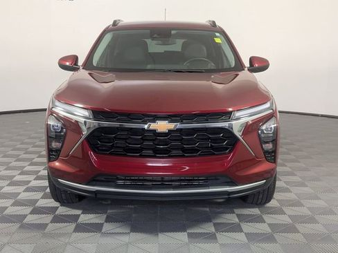 Used 2025 Chevrolet Trax LT w/ LT Convenience Package FWD image 3