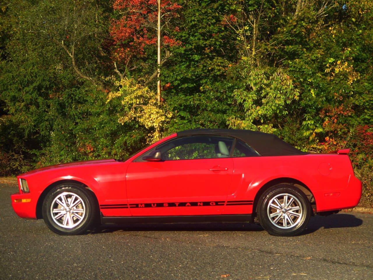 Used 2005 Ford Mustang Convertible RWD image 3