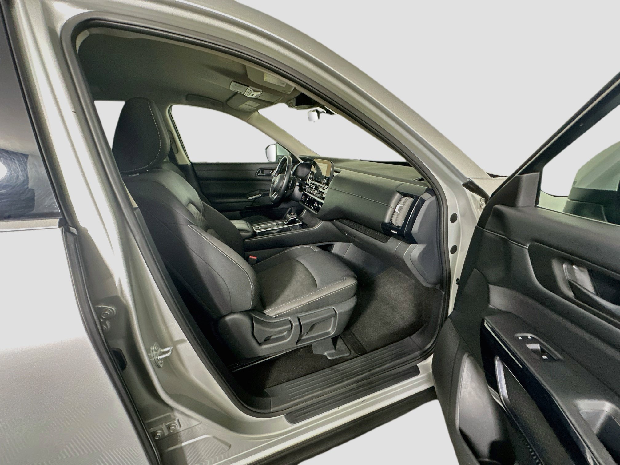 Used 2025 Nissan Pathfinder SV FWD image 31
