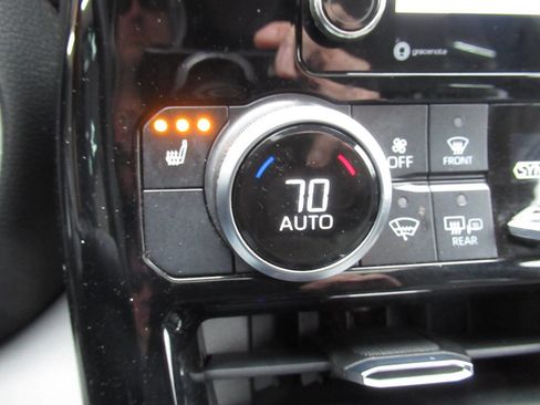 Used 2020 Toyota Highlander XLE image 28