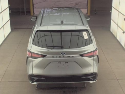 Used 2021 Toyota Sienna XSE image 7