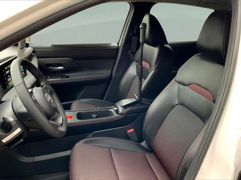 New 2025 Nissan Kicks SR image 10