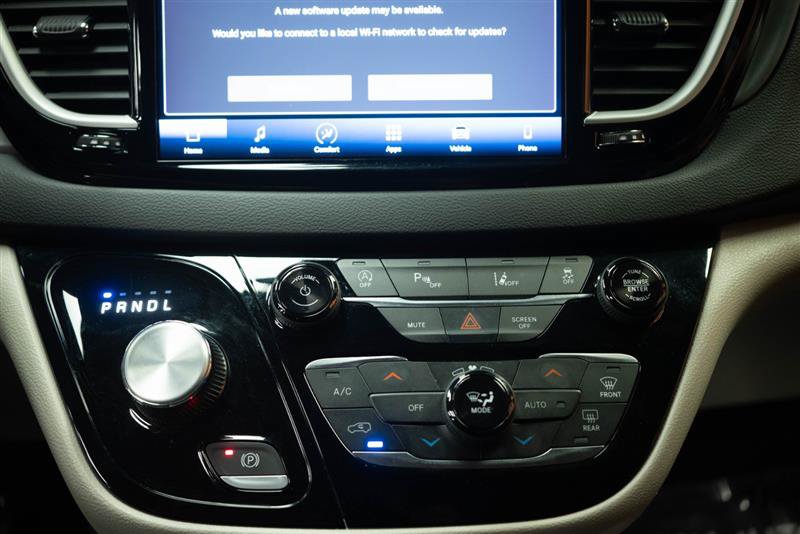 Used 2023 Chrysler Pacifica Touring-L FWD image 22
