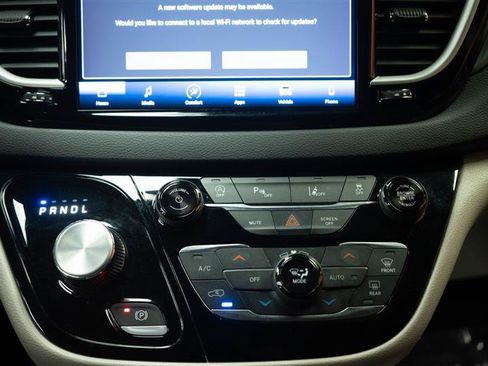 Used 2023 Chrysler Pacifica Touring-L FWD image 22