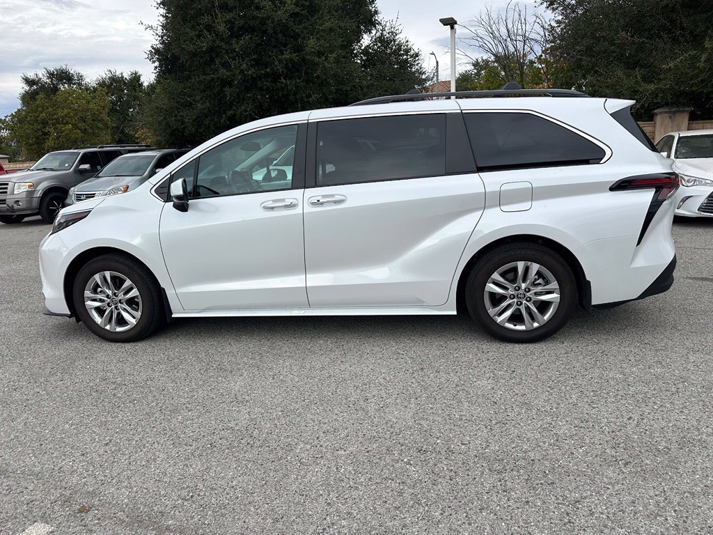 Used 2025 Toyota Sienna XLE w/ XLE Plus Package AWD/4WD image 2