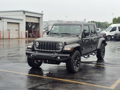 Used 2025 Jeep Gladiator Sport AWD/4WD image 2