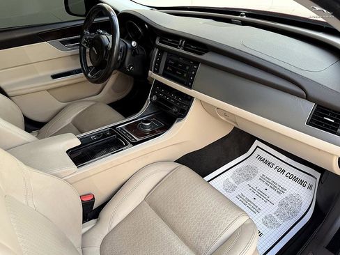 Used 2018 Jaguar XF Prestige image 12