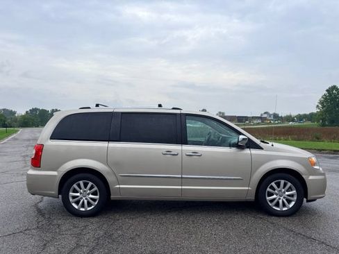 Used 2016 Chrysler Town & Country Limited Platinum w/ Trailer Tow Group FWD image 6