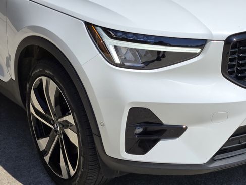 Used 2025 Volvo XC40 B5 Plus image 13