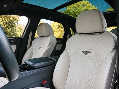 Used 2022 Bentley Bentayga AWD/4WD image 52