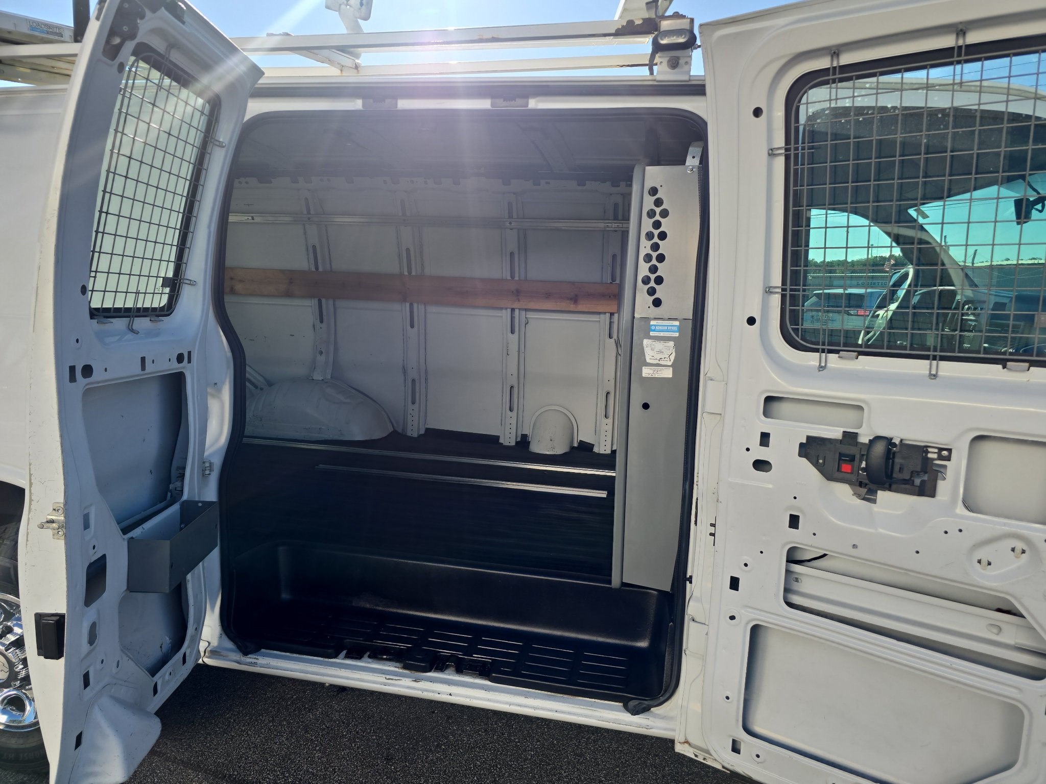 Used 2017 Chevrolet Express 2500 RWD image 12