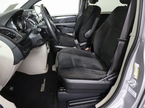 Used 2016 Dodge Grand Caravan SE image 12