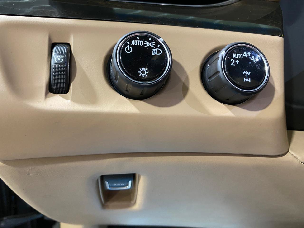 Used 2018 Cadillac Escalade Platinum AWD/4WD image 32