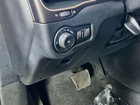 Used 2022 Jeep Cherokee Trailhawk AWD/4WD image 10