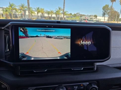 Used 2025 Jeep Gladiator Sport AWD/4WD image 11