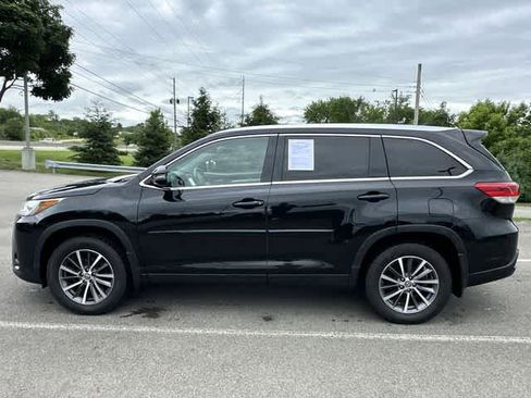 Used 2019 Toyota Highlander XLE AWD/4WD image 2