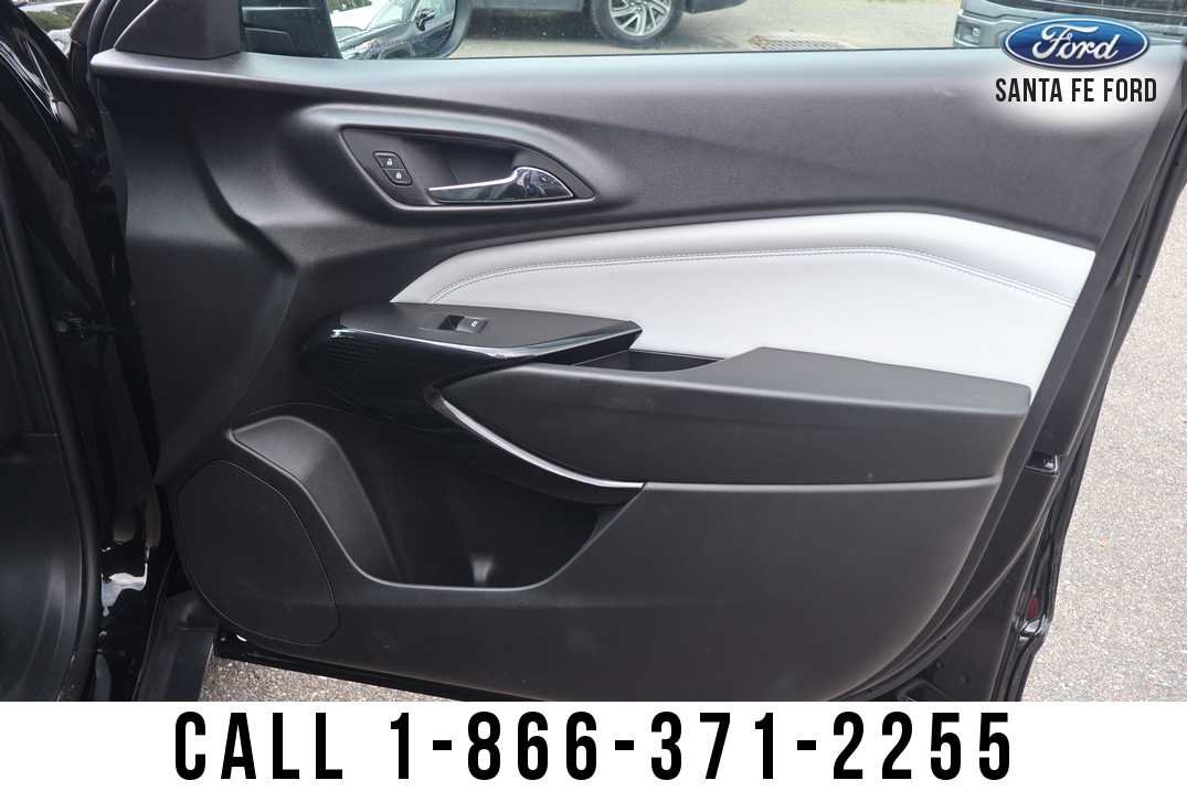Used 2025 Chevrolet Trax LT w/ LT Convenience Package FWD image 24