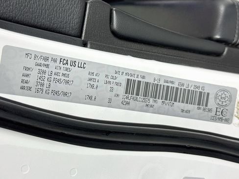 Used 2020 Jeep Grand Cherokee Laredo AWD/4WD image 37