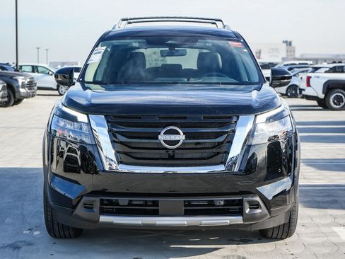 Used 2025 Nissan Pathfinder SL FWD image 2