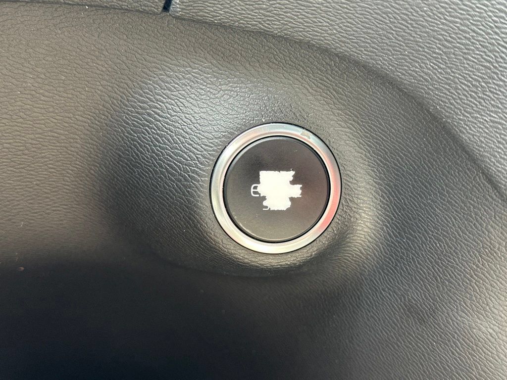 Used 2019 Volvo XC40 T4 Inscription FWD image 24