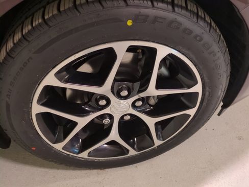 Used 2017 Buick Regal Sport Touring image 2