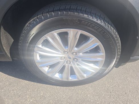 Used 2023 Ford Explorer Limited w/ Limited Technology Package image 35