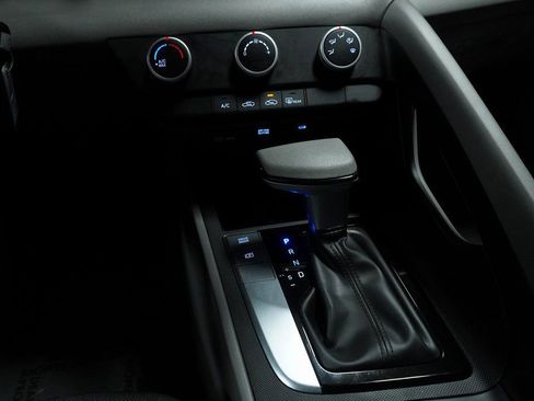 Certified 2025 Hyundai Elantra SE image 18