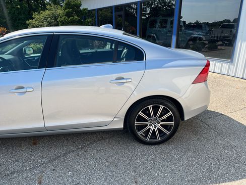 Used 2017 Volvo S60 T5 Inscription Platinum w/ Climate Package AWD/4WD image 3