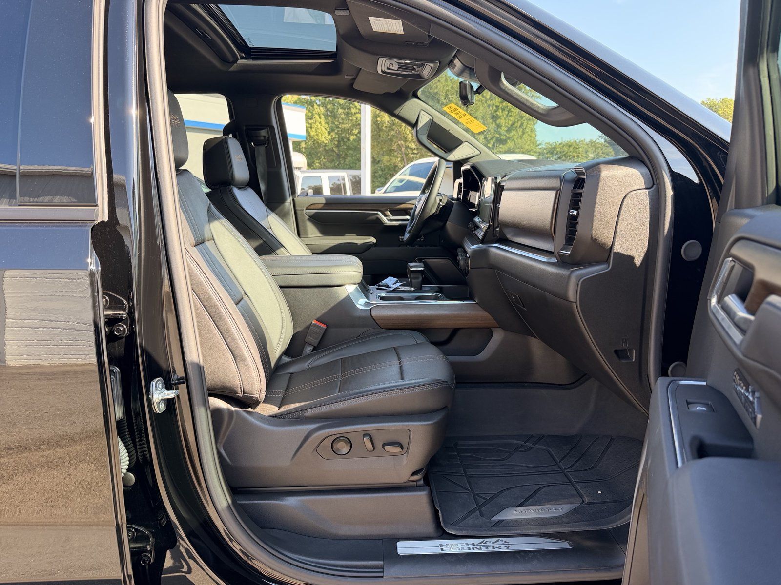 Used 2025 Chevrolet Silverado 1500 High Country w/ High Country Premium Package AWD/4WD image 34