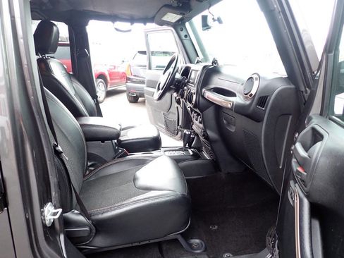 Used 2017 Jeep Wrangler Unlimited Sahara AWD/4WD image 12