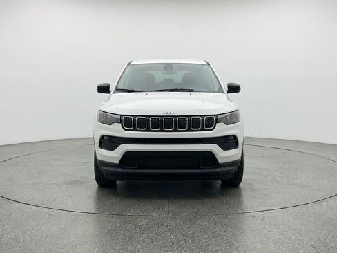 Used 2025 Jeep Compass Latitude AWD/4WD image 2
