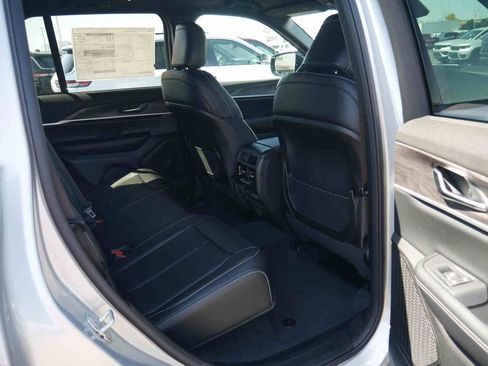 New 2025 Jeep Grand Cherokee Limited image 24